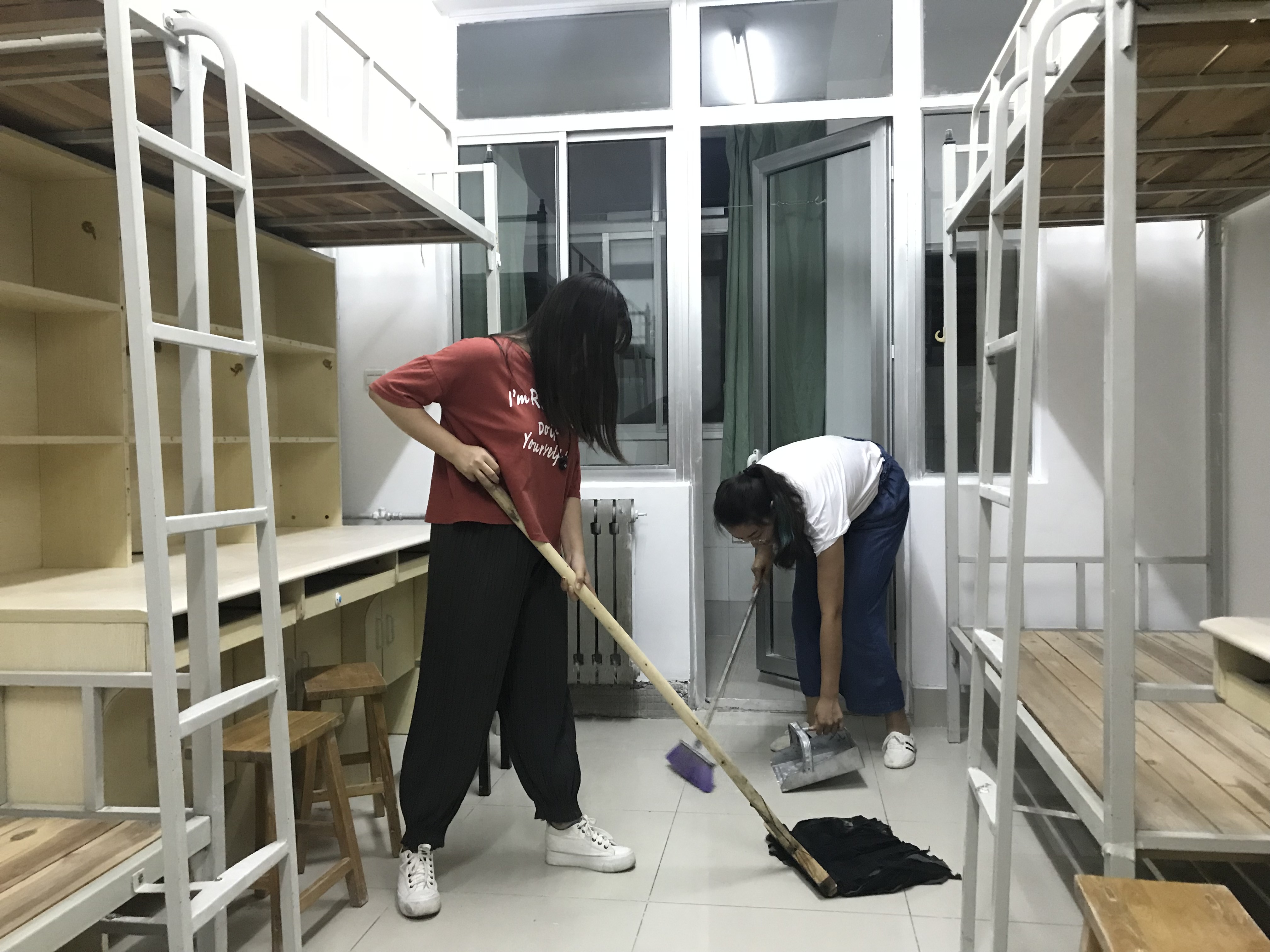 数学科学学院开展新生宿舍打扫工作