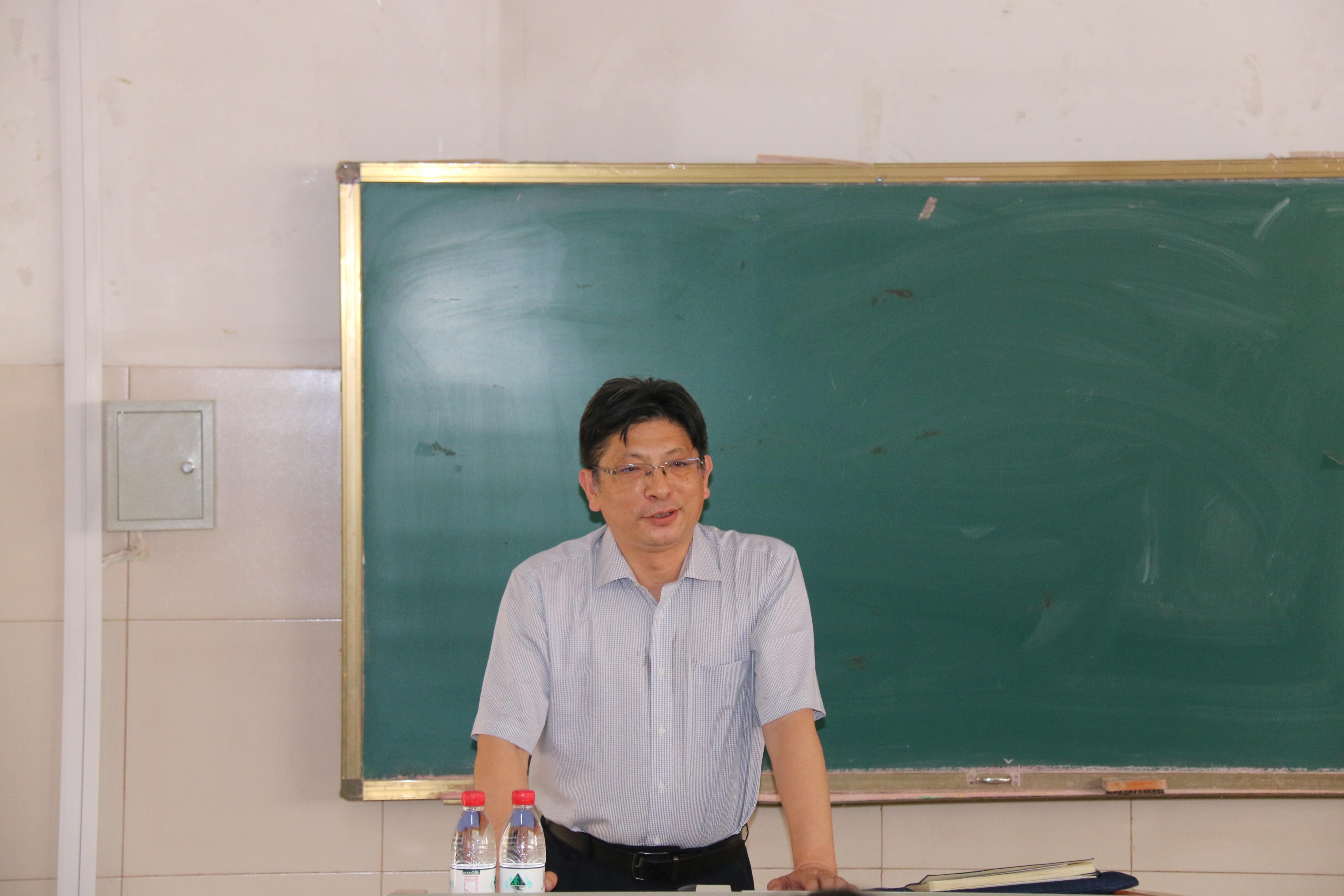 学校副校长杨景波到数学科学学院为学生上形势与政策课